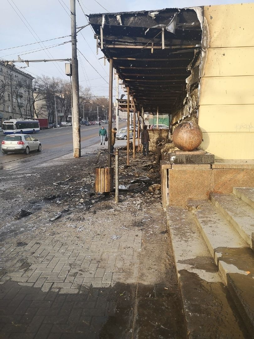 Incendiu matinal în Capitală. Un mini-magazin a ars în totalitate